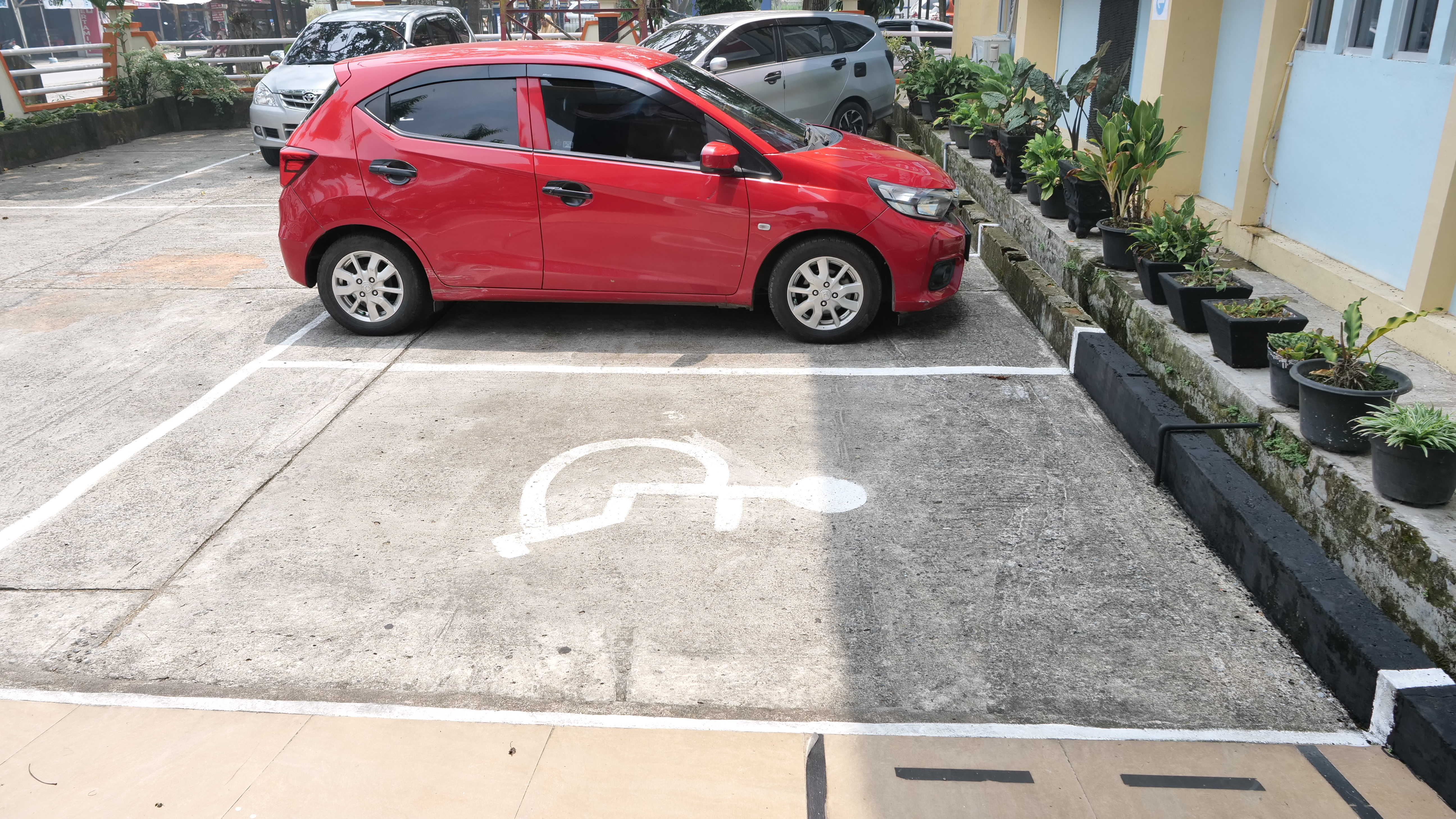 Tempat Parkir Tamu Prioritas
