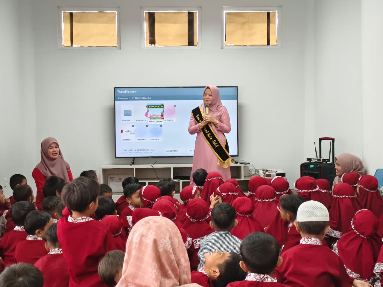 Bunda Literasi Kota Solok Ajak Anak TK Tunas Harapan Kenali Perpustakaan Sejak Dini